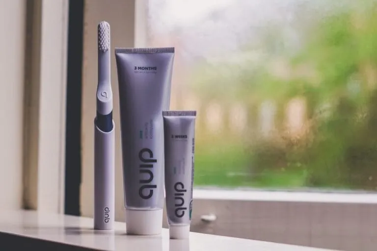 Cum să îți periezi dinții corect după implanturile dentare Photo Electric toothbrush