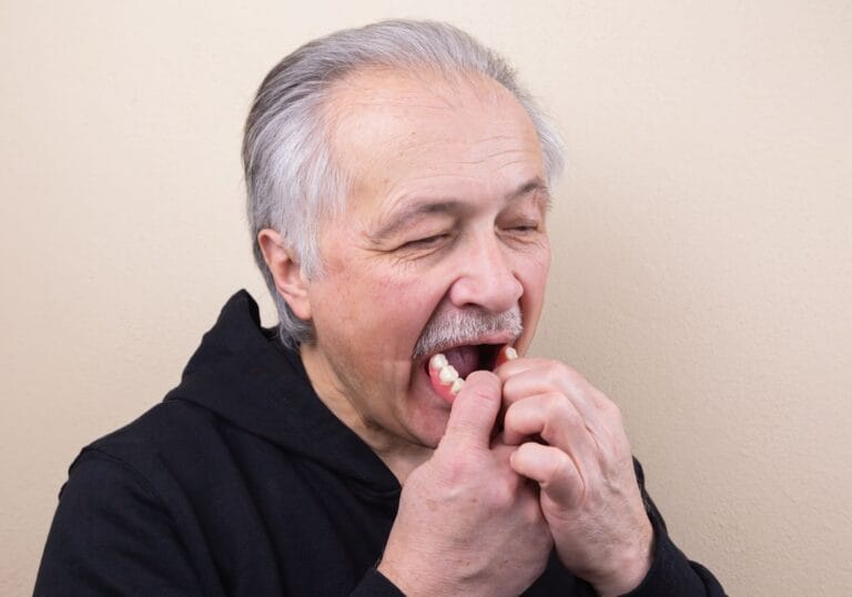 Sfaturi pentru a preveni infecțiile după implanturile dentare Photo Dental implant care