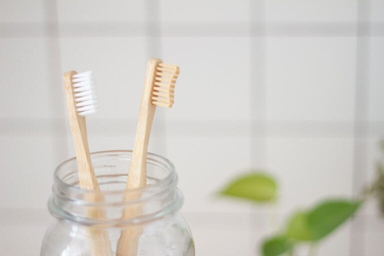 Cum să previi pierderea dinților Photo Toothbrush and floss