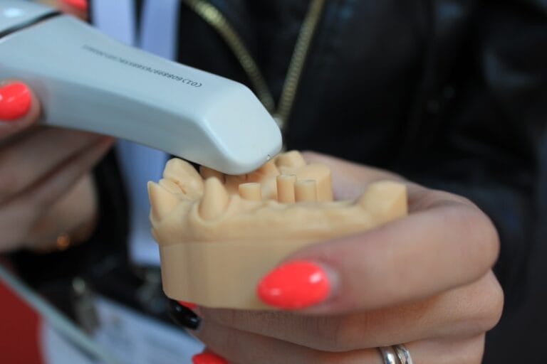 Rolul anesteziei în implantologia dentară modernă Photo Dental syringe