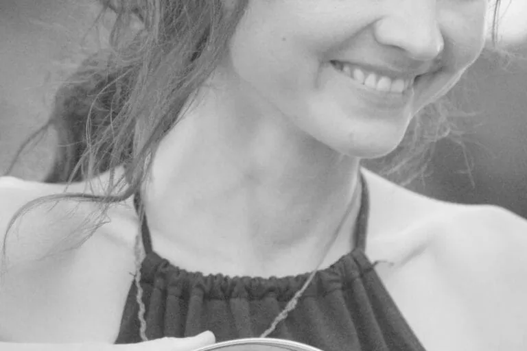 Impactul implanturilor dentare asupra calității vieții Photo Smiling woman
