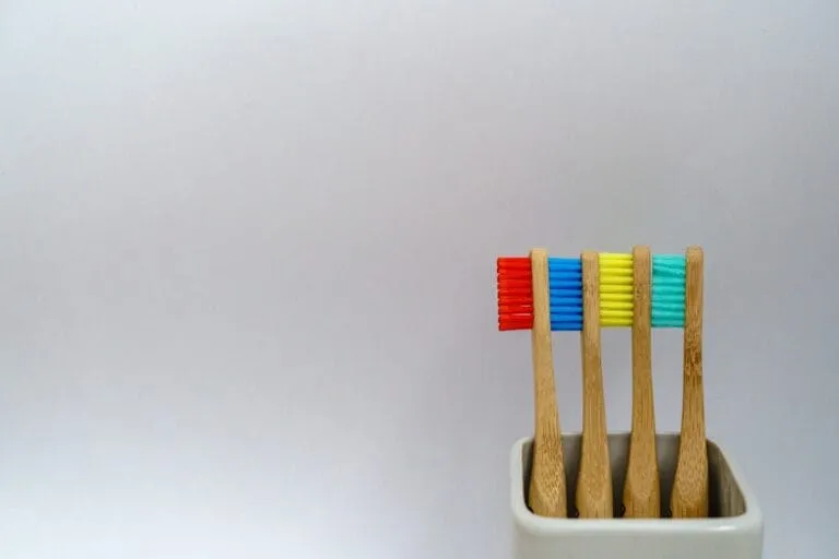 Ce să aștepți de la o curățare profesională a dinților Photo Dental tools