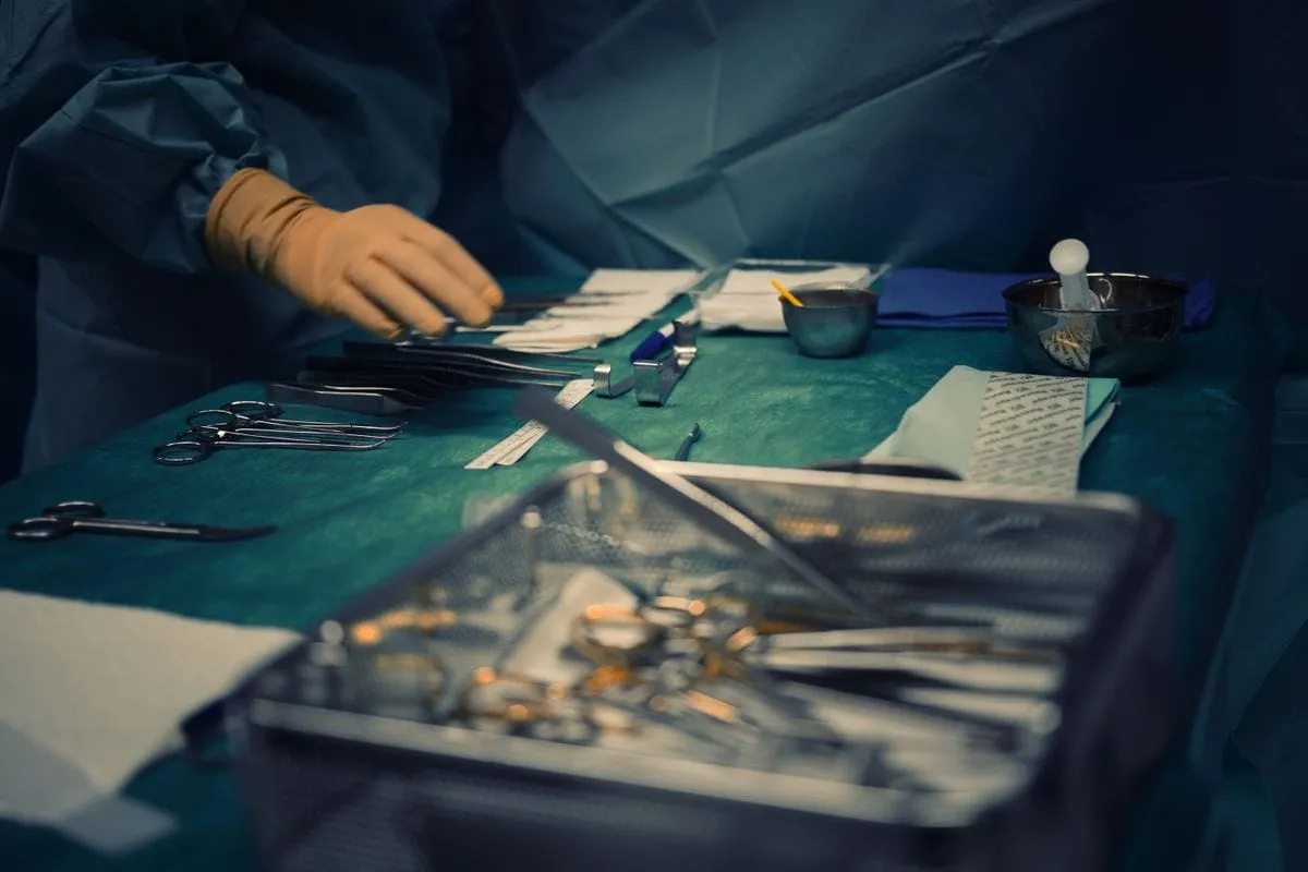 Medic implantolog analizând o tomografie dentară pe monitor într-un cabinet stomatologic modern