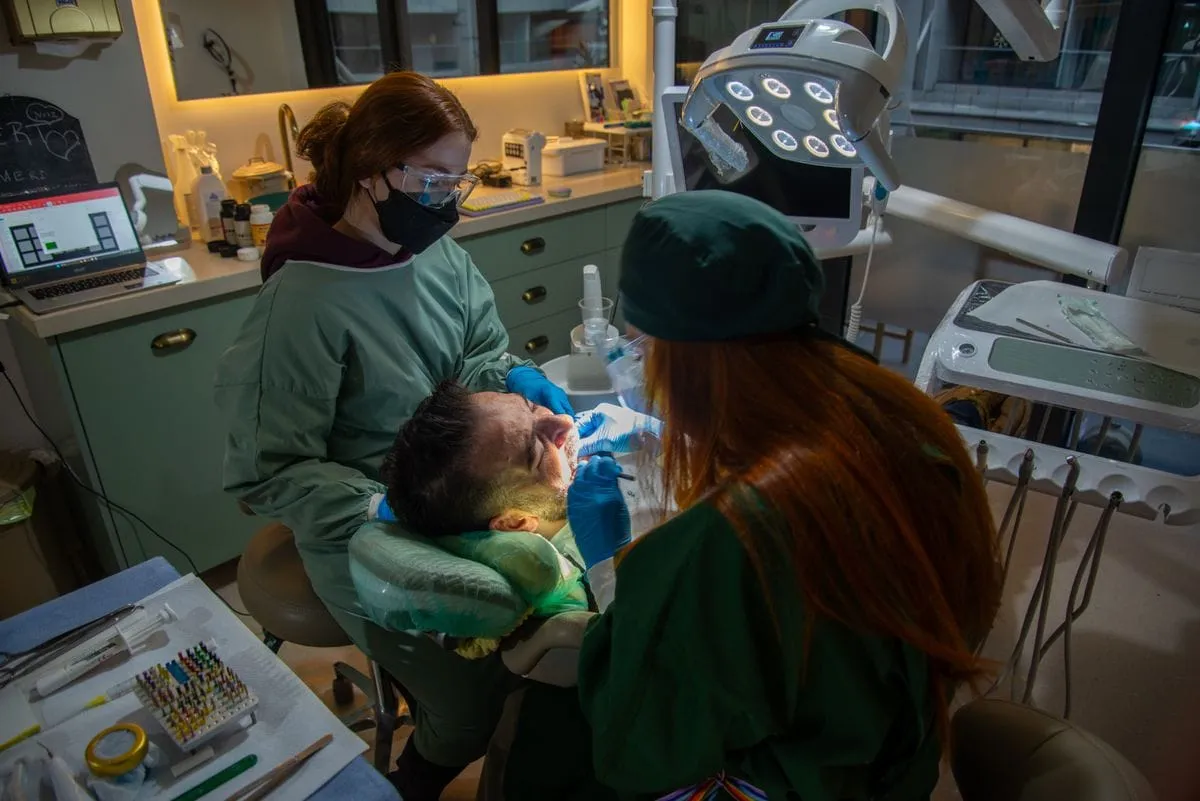 Medic stomatolog explicând unui pacient etapele unui tratament cu implant dentar