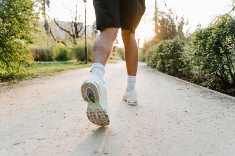 Când poți reveni la sport după un implant dentar Pantofi de alergare pe o alee din parc, pregătiți pentru reluarea antrenamentelor după o intervenție