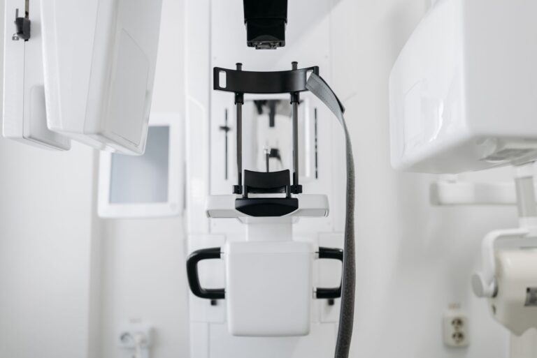 Ce tipuri de radiografii dentare există și la ce folosește fiecare Aparat pentru radiografie dentară panoramică într-un cabinet stomatologic luminos